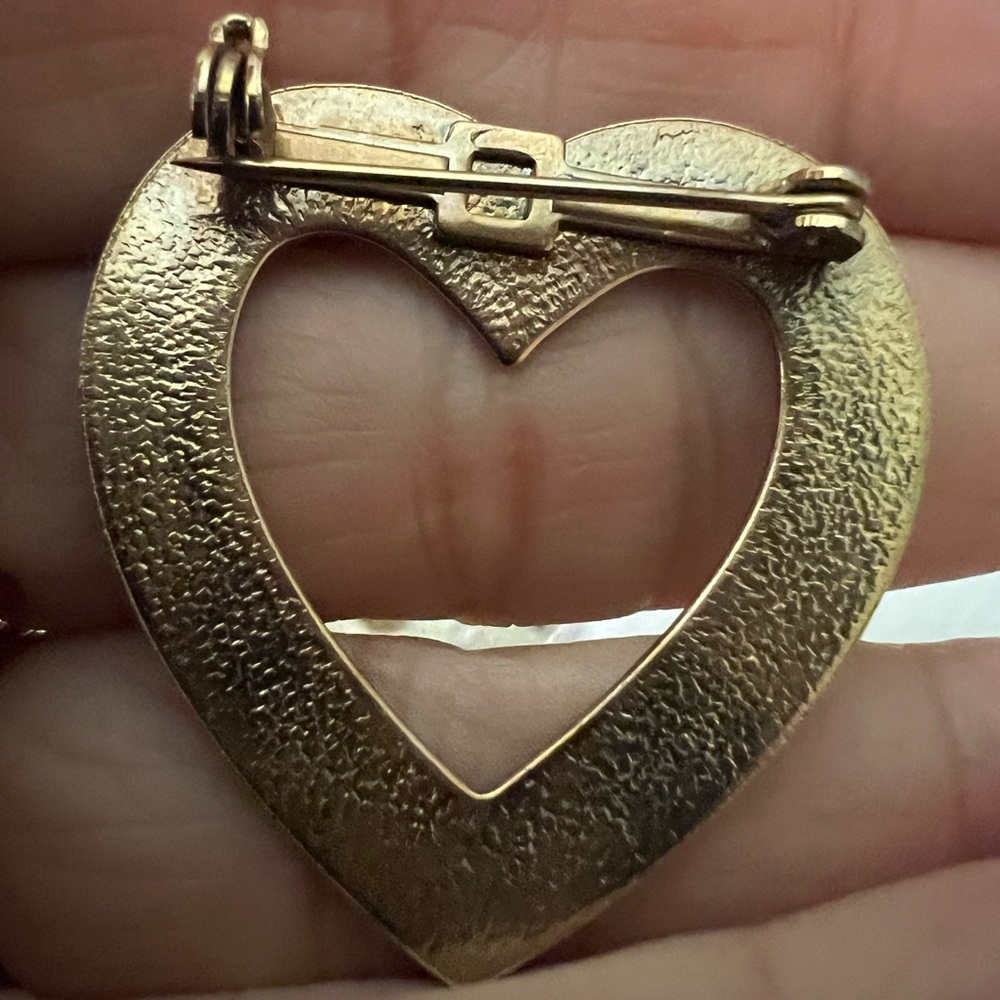 Vintage Brass Color Heart-Shaped Brooch Pin - Picture 5 of 7